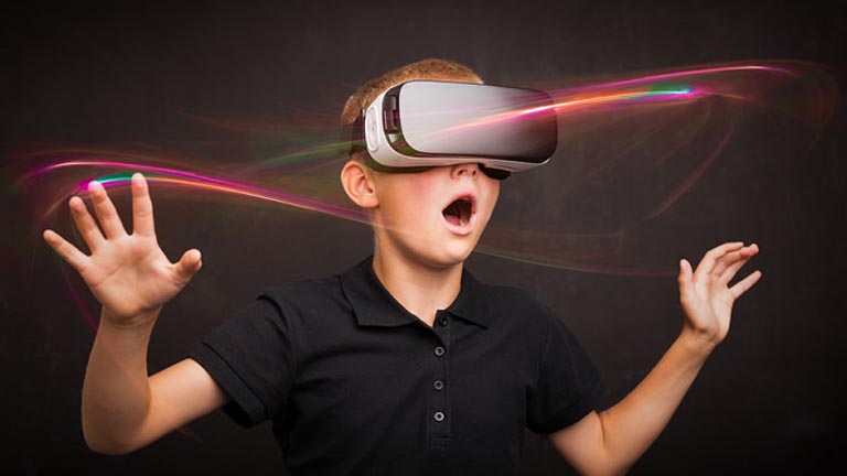 Virtual Reality (VR)